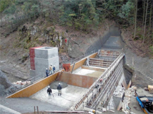 太陽光発電所 調整池ダム建設工事 高14m×長51m×幅2m（ダム天端）コンクリート2,700m3